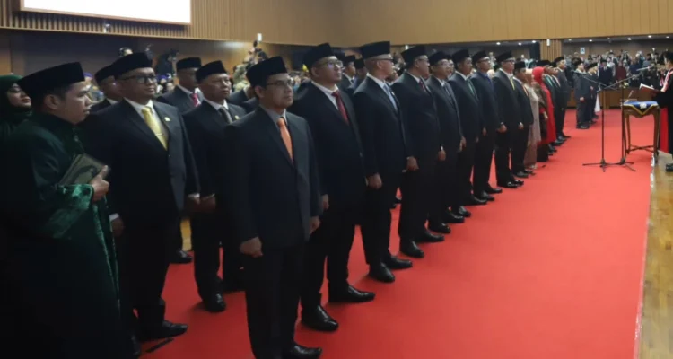 Tiga anggota DPRD Kota Bandung berstatus tersangka tetap dilakukan pelantikan setelah dinyatakan menang dalam Pemilihan Legislatif ( Pileg )