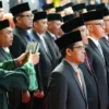 Tiga anggota DPRD Kota Bandung yang sudah ditetapkan sebagai tersangka oleh KPK ikut dalam pelantikan anggota legislatif.