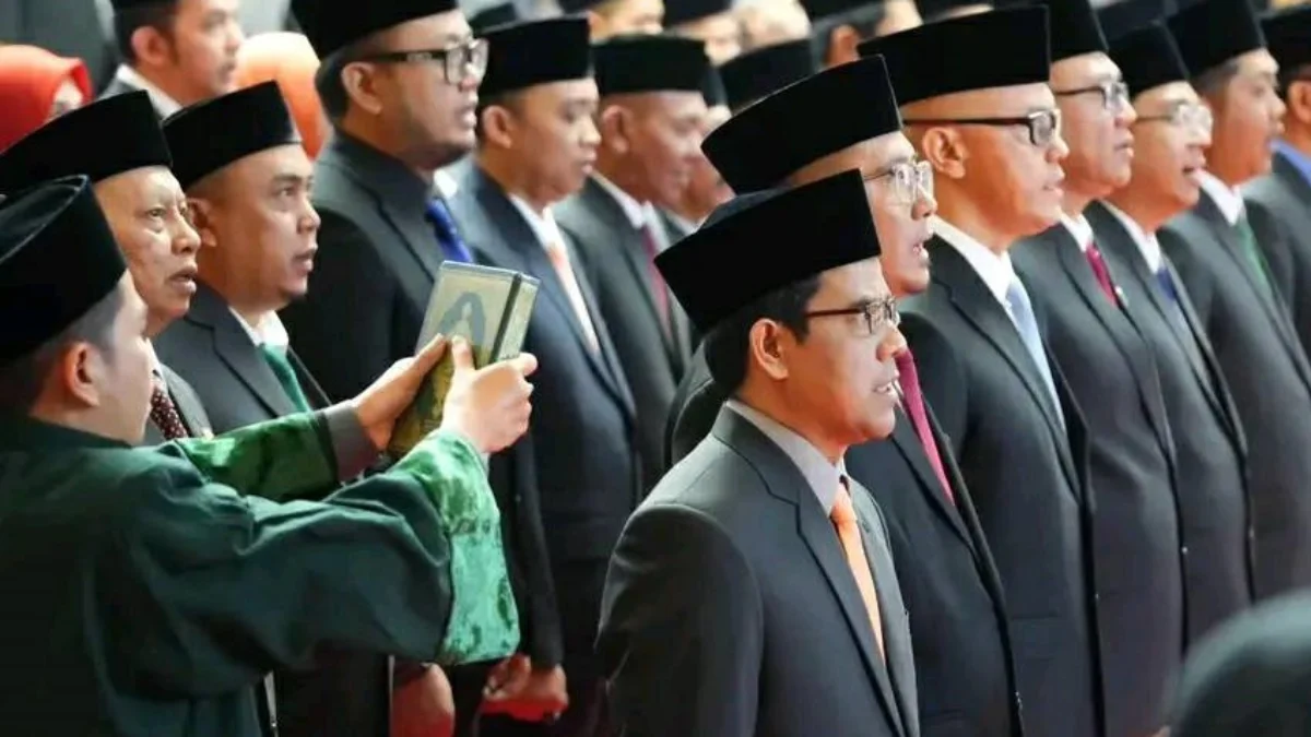Tiga anggota DPRD Kota Bandung yang sudah ditetapkan sebagai tersangka oleh KPK ikut dalam pelantikan anggota legislatif.