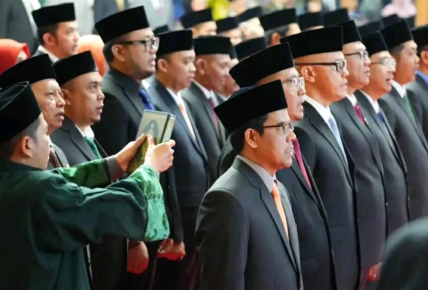 Tiga anggota DPRD Kota Bandung yang sudah ditetapkan sebagai tersangka oleh KPK ikut dalam pelantikan anggota legislatif.