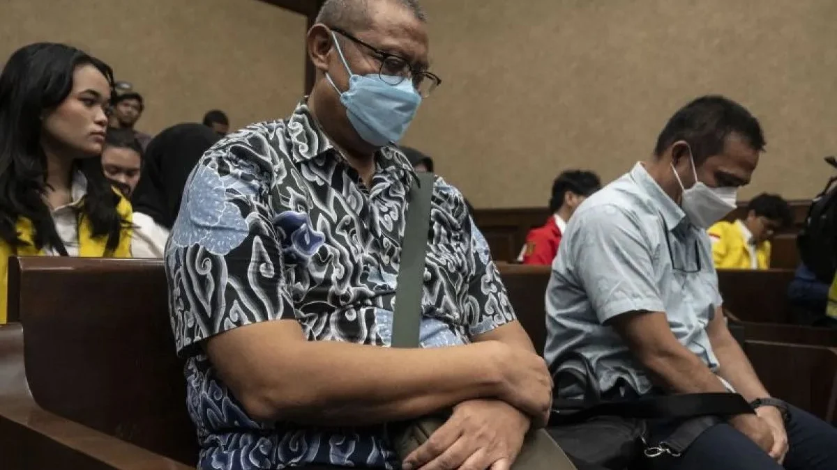 Dua terdakwa kasus dugaan korupsi pengelolaan tata niaga komoditas timah Suranto Wibowo (kiri) dan Amir Syahbana (kanan) bersiap mengikuti sidang perdana di Pengadilan Tipikor, Jakarta, Rabu (31/7/2024). ANTARA FOTO/Aprillio Akbar