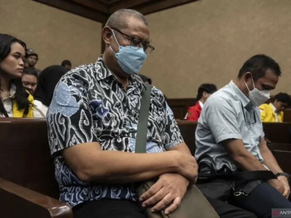 Dua terdakwa kasus dugaan korupsi pengelolaan tata niaga komoditas timah Suranto Wibowo (kiri) dan Amir Syahbana (kanan) bersiap mengikuti sidang perdana di Pengadilan Tipikor, Jakarta, Rabu (31/7/2024). ANTARA FOTO/Aprillio Akbar