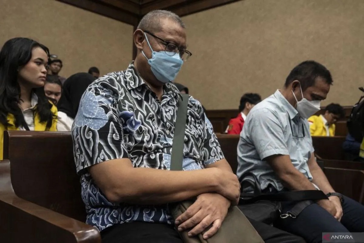 Dua terdakwa kasus dugaan korupsi pengelolaan tata niaga komoditas timah Suranto Wibowo (kiri) dan Amir Syahbana (kanan) bersiap mengikuti sidang perdana di Pengadilan Tipikor, Jakarta, Rabu (31/7/2024). ANTARA FOTO/Aprillio Akbar