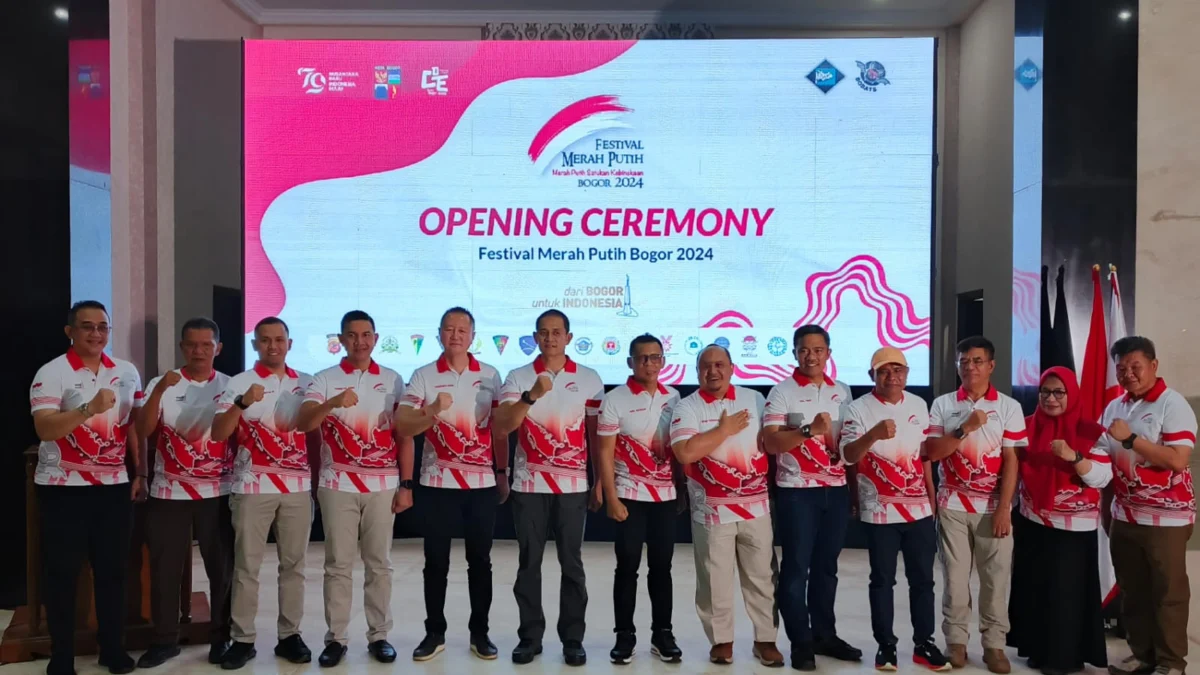Pj Wali Kota Bogor, Hery Antasari bersama unsur Forkopimda Kota Bogor dan perwakilan panitia resmi memulai rangkaian Festival Merah Putih. (Yudha Prananda / Jabar Ekspres)