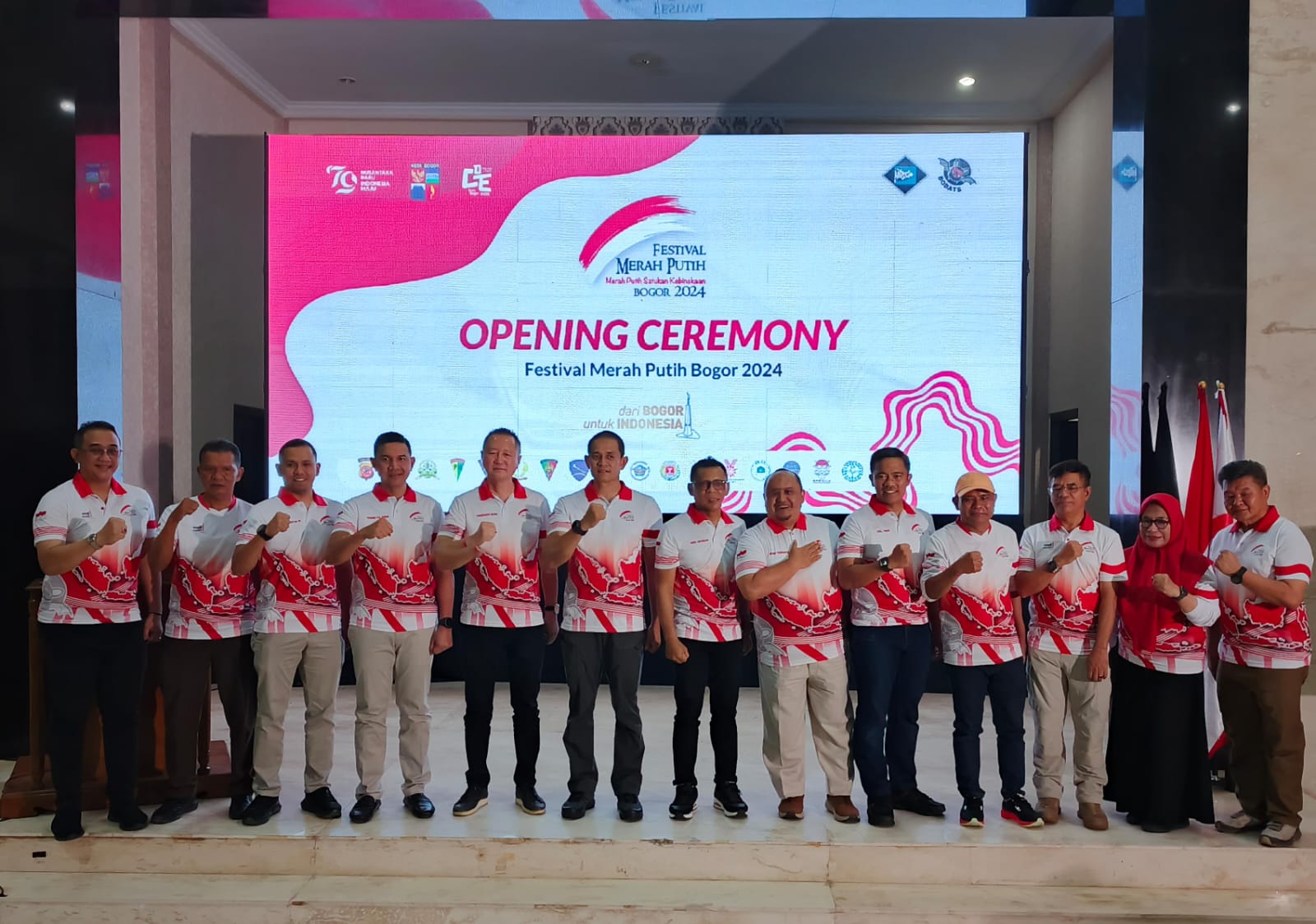 Pj Wali Kota Bogor, Hery Antasari bersama unsur Forkopimda Kota Bogor dan perwakilan panitia resmi memulai rangkaian Festival Merah Putih. (Yudha Prananda / Jabar Ekspres)