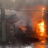 Petugas pemadam kebakaran saat melakukan pemadaman api yang membakar sebuah pabrik tekstil di Dayeuhkolot, Kabupaten Bandung, Kamis (1/8). Foto Istimewa