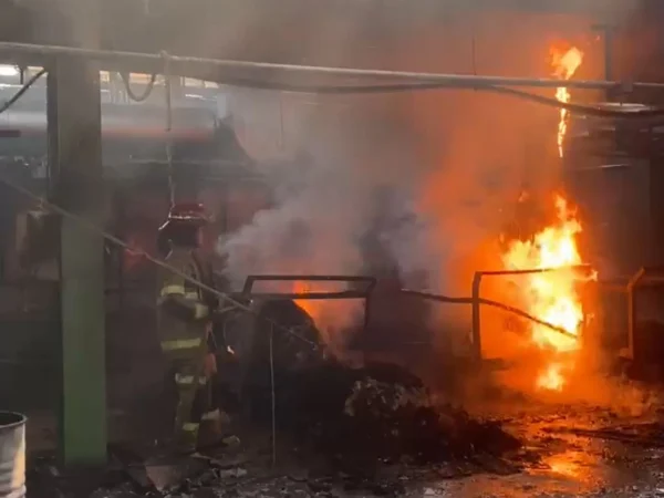 Petugas pemadam kebakaran saat melakukan pemadaman api yang membakar sebuah pabrik tekstil di Dayeuhkolot, Kabupaten Bandung, Kamis (1/8). Foto Istimewa