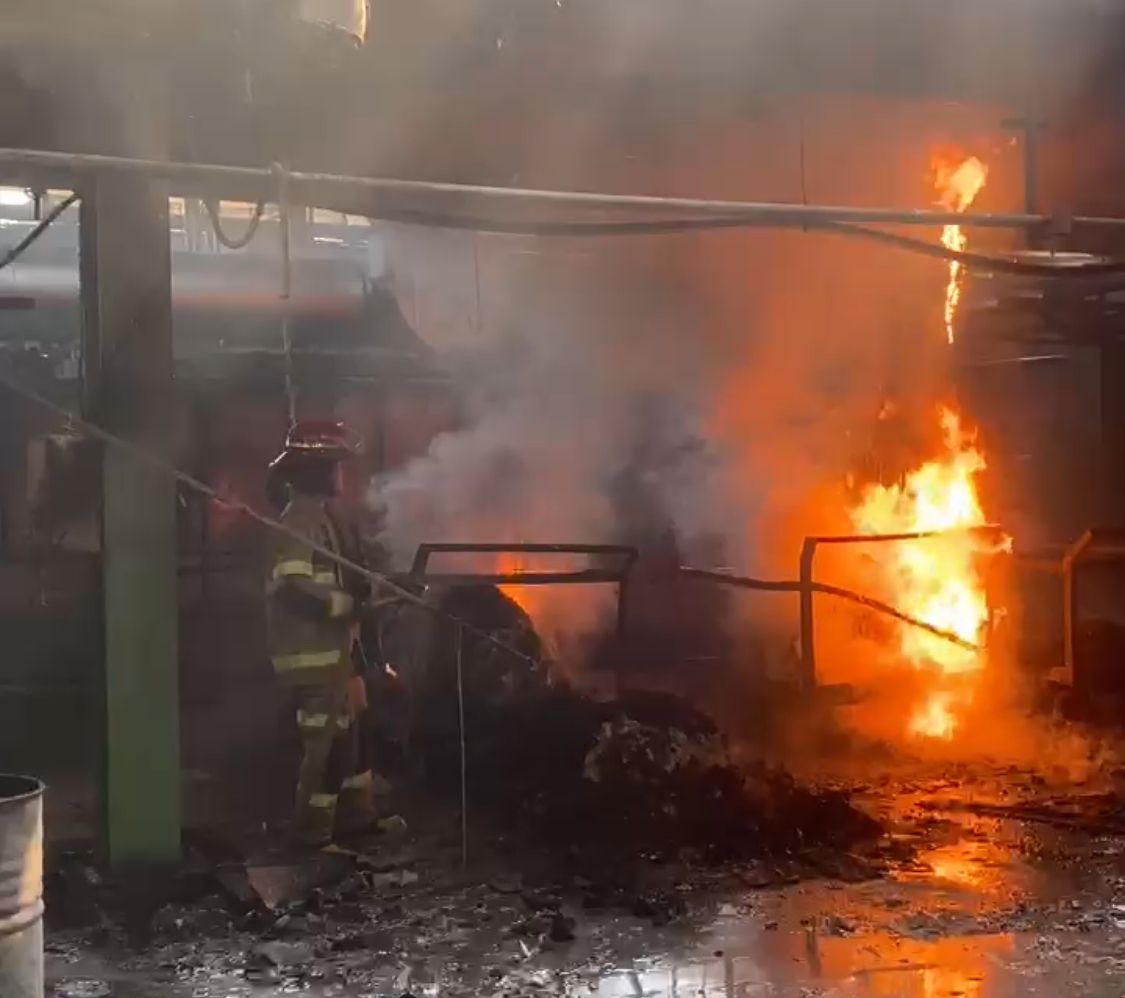 Petugas pemadam kebakaran saat melakukan pemadaman api yang membakar sebuah pabrik tekstil di Dayeuhkolot, Kabupaten Bandung, Kamis (1/8). Foto Istimewa