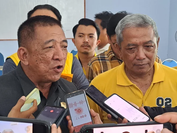 Ketua DPD Partai Golkar Kota Banjar Dadang Ramdhan Kalyubi (kiri) saat diwawancara awak media bersama Bakal Calon Wali Kota Banjar dari Partai Golkar Ir H Sudarsono, Kamis 1 Agustus 2024. (Cecep Herdi/Jabar Ekspres)