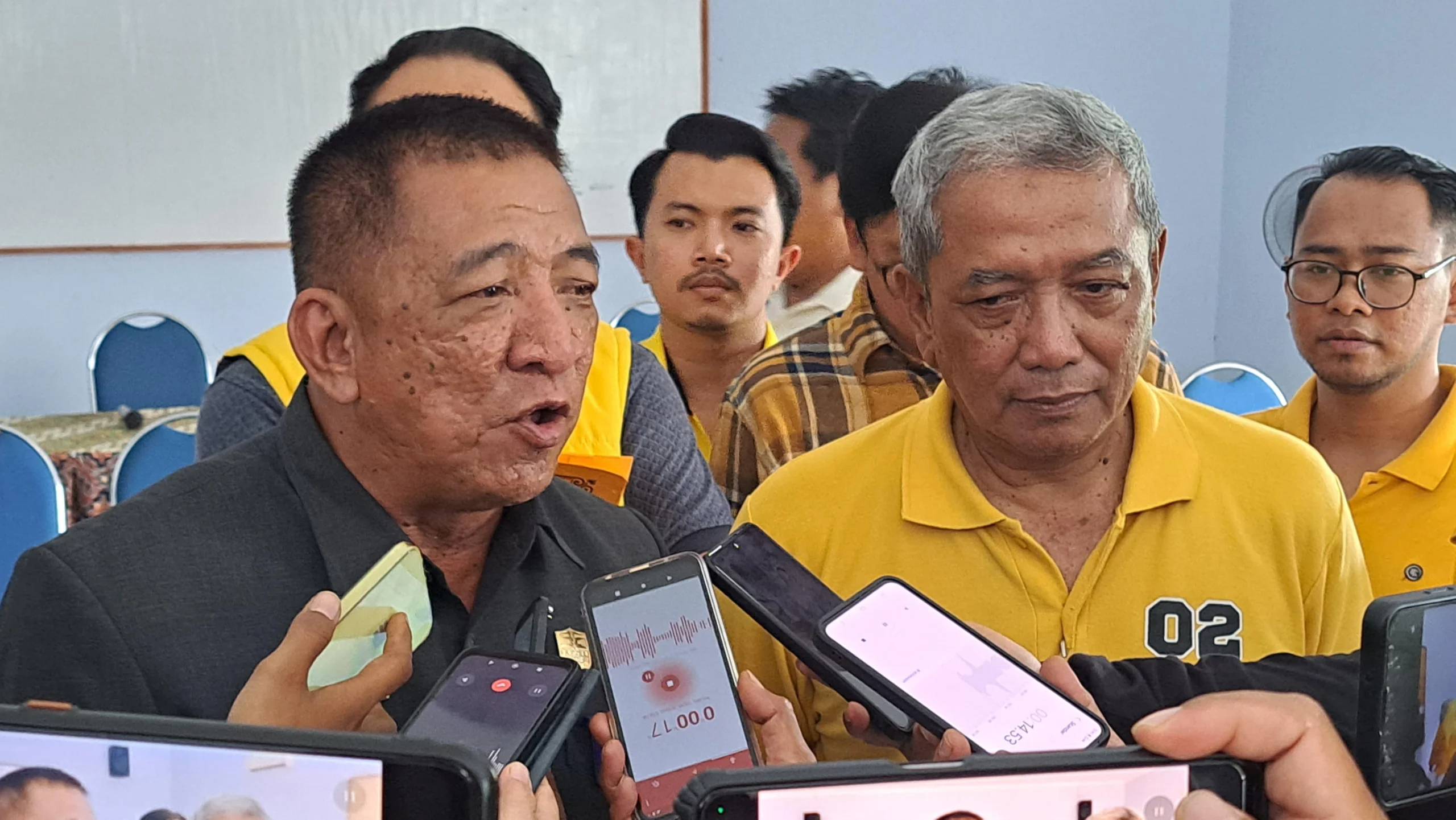 Ketua DPD Partai Golkar Kota Banjar Dadang Ramdhan Kalyubi (kiri) saat diwawancara awak media bersama Bakal Calon Wali Kota Banjar dari Partai Golkar Ir H Sudarsono, Kamis 1 Agustus 2024. (Cecep Herdi/Jabar Ekspres)