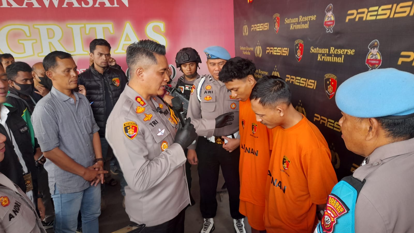 Doc. Dua Tersangka Penganiayaan Warga Tanjungwangi saat Diringkus Polsek Cimahi (Mong/Jabar Ekspress)