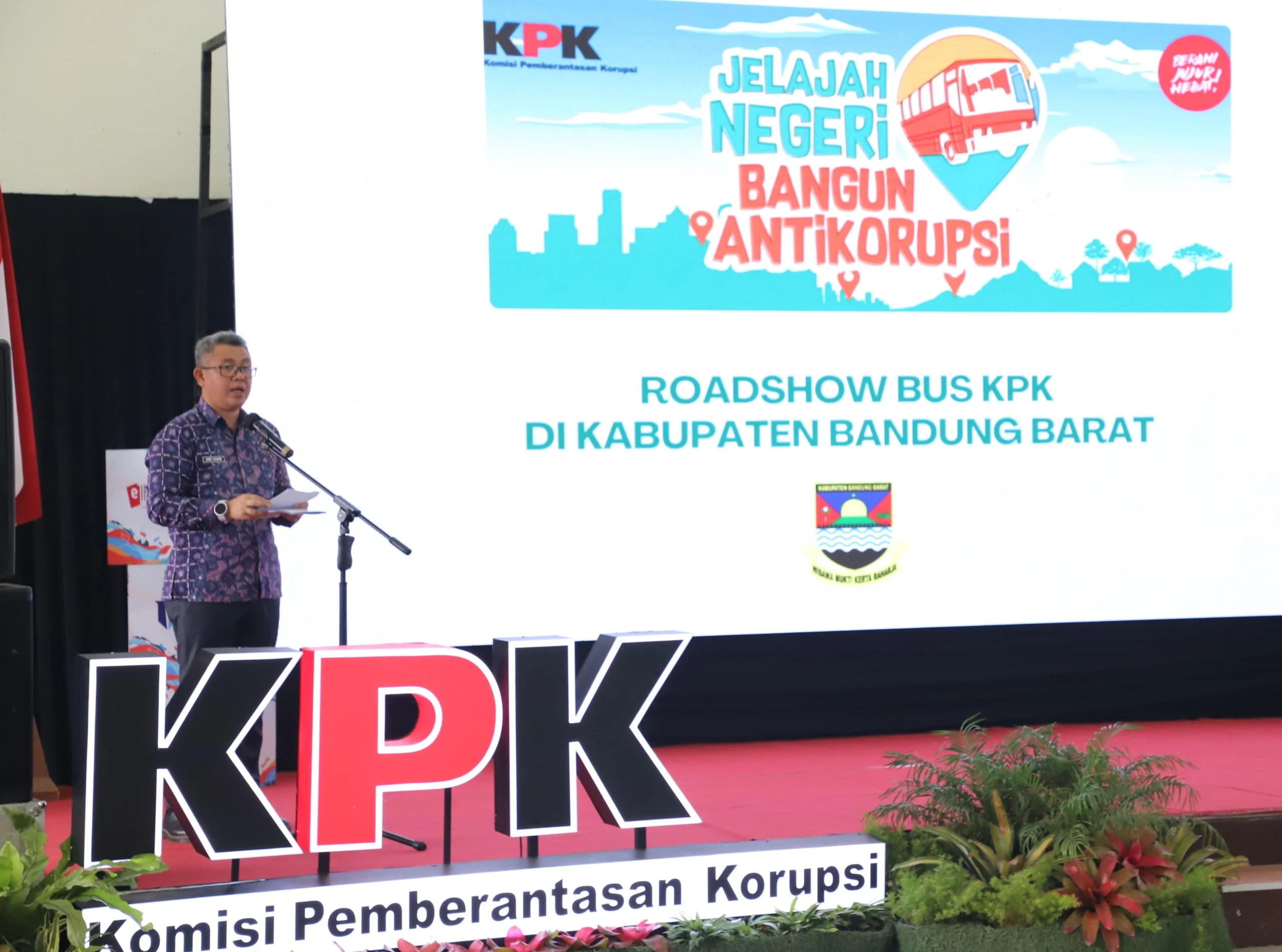 Pj Bupati KBB, Ade Zakir saat menghadiri giat Roadshow Bus KPK di Kantor Pemda Bandung Barat. Kamis (1/8). Foto Jabar Ekspres