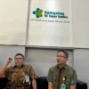 Konsultan Nefrologi Anak RSHS Prof Dany Hilmanto (kiri) dan Staf Divisi Nefrologi RSHS Bandung dr Ahmedz Widiasta (kanan) di RSHS Bandung. (Nizar/Jabar Ekspres)
