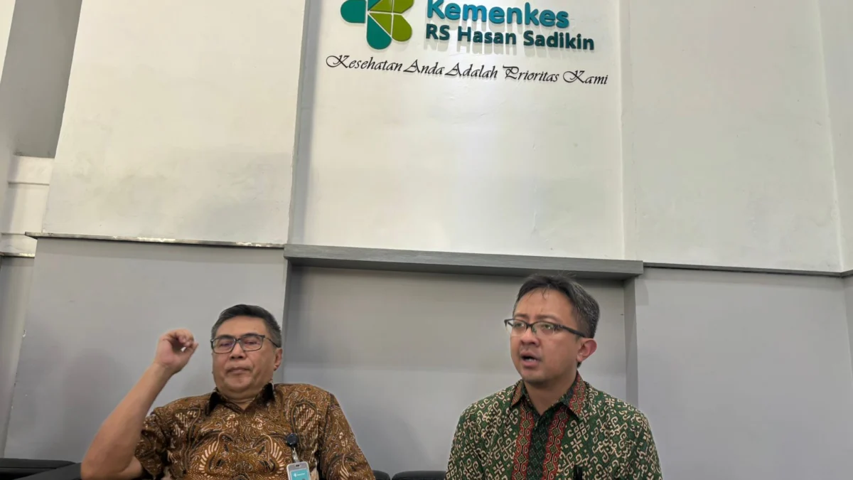 Konsultan Nefrologi Anak RSHS Prof Dany Hilmanto (kiri) dan Staf Divisi Nefrologi RSHS Bandung dr Ahmedz Widiasta (kanan) di RSHS Bandung. (Nizar/Jabar Ekspres)