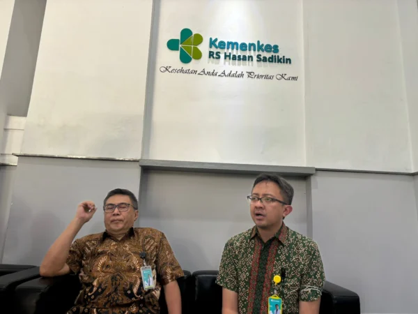 Konsultan Nefrologi Anak RSHS Prof Dany Hilmanto (kiri) dan Staf Divisi Nefrologi RSHS Bandung dr Ahmedz Widiasta (kanan) di RSHS Bandung. (Nizar/Jabar Ekspres)