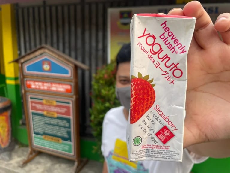 Ist. Anak-anak saat Tunjukan salah satu minuman kemasan yang mengandung gula. Dok Jabar Ekspres