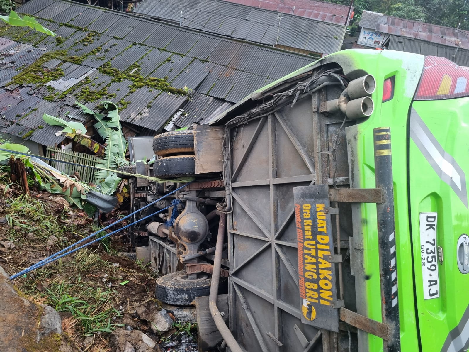 Kecelakaan bus pariwisata di Kampung Citeko, Desa Cisarua, Kabupaten Bogor, Sabtu (3/8)