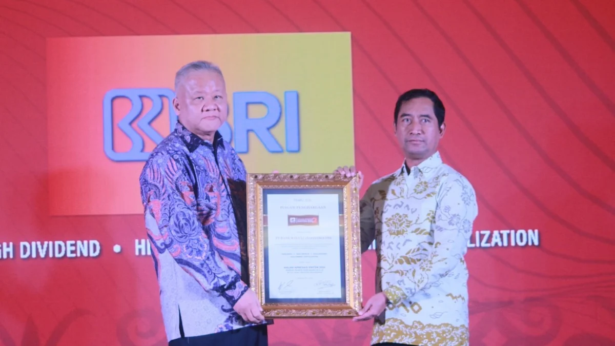 Direktur Utama BRI Sunarso saat menerima 4 penghargaan, yakni sebagai Main Index, High Dividend, High Growth, dan High Market Capitalization pada ajang Malam Apresiasi Emiten 2024.