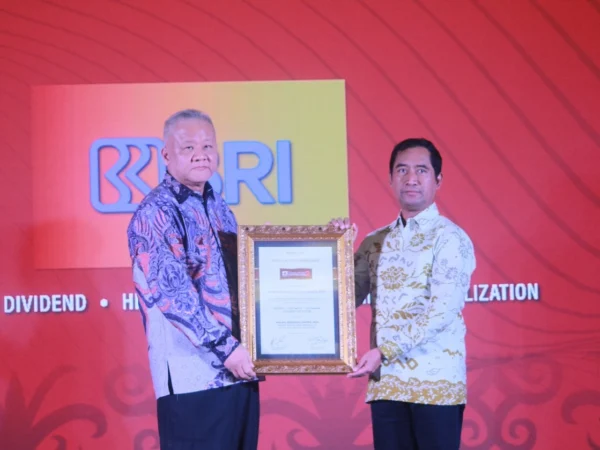 Direktur Utama BRI Sunarso saat menerima 4 penghargaan, yakni sebagai Main Index, High Dividend, High Growth, dan High Market Capitalization pada ajang Malam Apresiasi Emiten 2024.