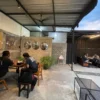 Batoe Coffee, Tempat Nongkrong Instagramable dan WFC di Bandung Selatan, Mengusung Konsep Industrial dan Memperkenalkan Kopi Lokal. (Agi/Jabar Ekspres)