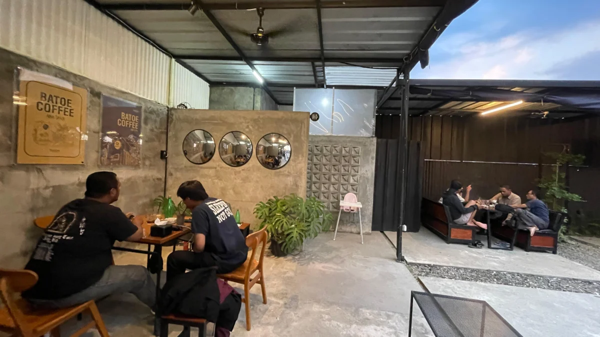 Batoe Coffee, Tempat Nongkrong Instagramable dan WFC di Bandung Selatan, Mengusung Konsep Industrial dan Memperkenalkan Kopi Lokal. (Agi/Jabar Ekspres)