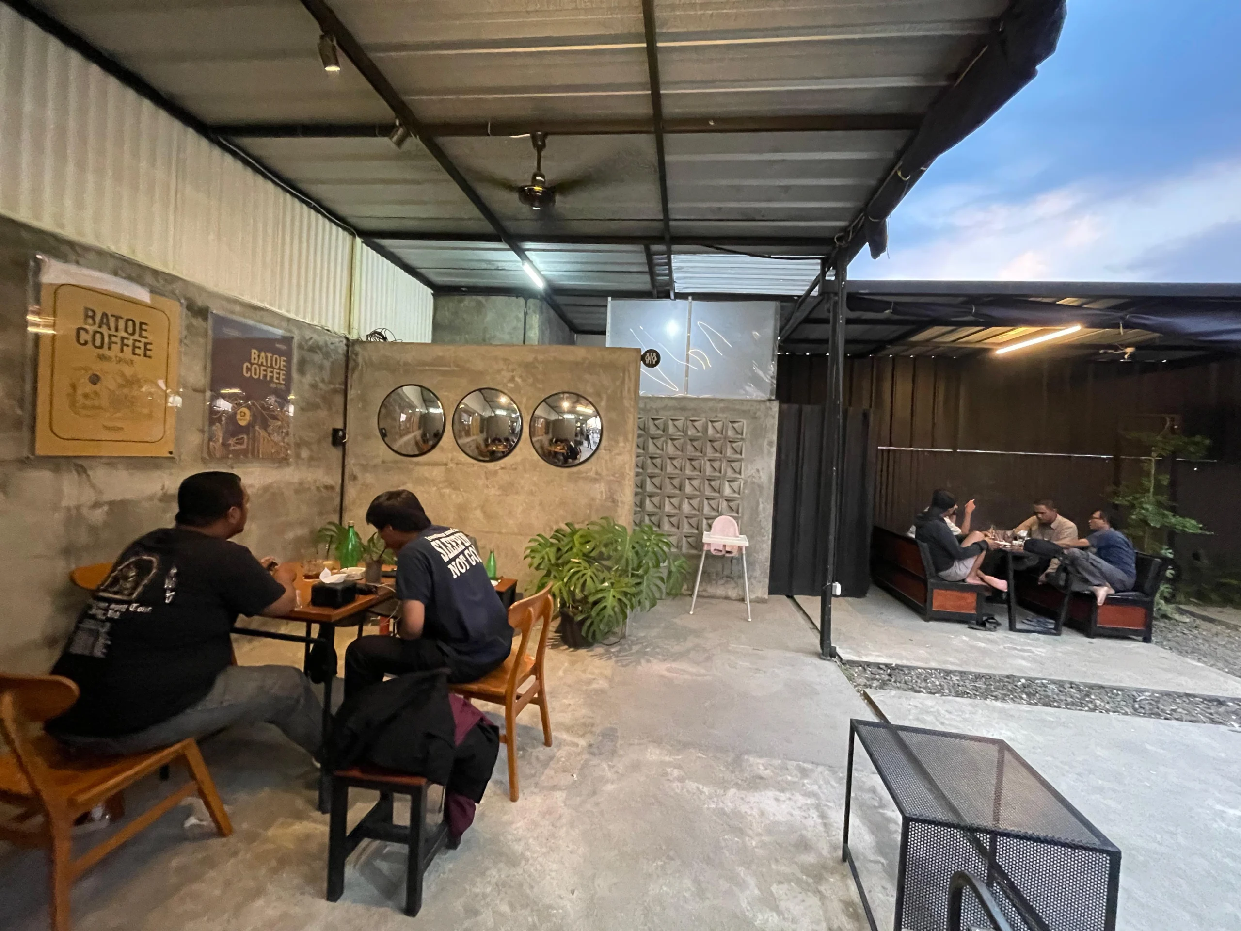 Batoe Coffee, Tempat Nongkrong Instagramable dan WFC di Bandung Selatan, Mengusung Konsep Industrial dan Memperkenalkan Kopi Lokal. (Agi/Jabar Ekspres)