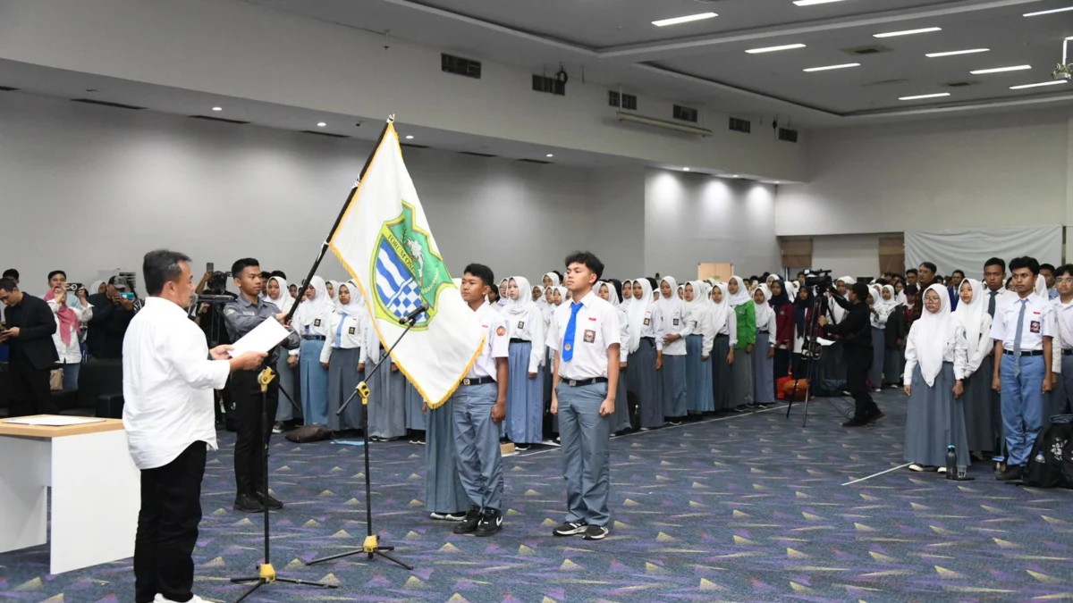 Sekda Herman Suryatman Kukuhkan Forum OSIS Jawa Barat Generasi 12