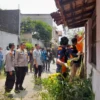 Petugas gabungan dari Polres Cimahi dan tim forensik dari RS Sartika Asih saat menggelar olah TKP penemuan dua kerangka manusia di Perumahan Tanimulya Indah, Desa Tanimulya, Kecamatan Ngamprah, KBB. Dok Jabar Ekspres