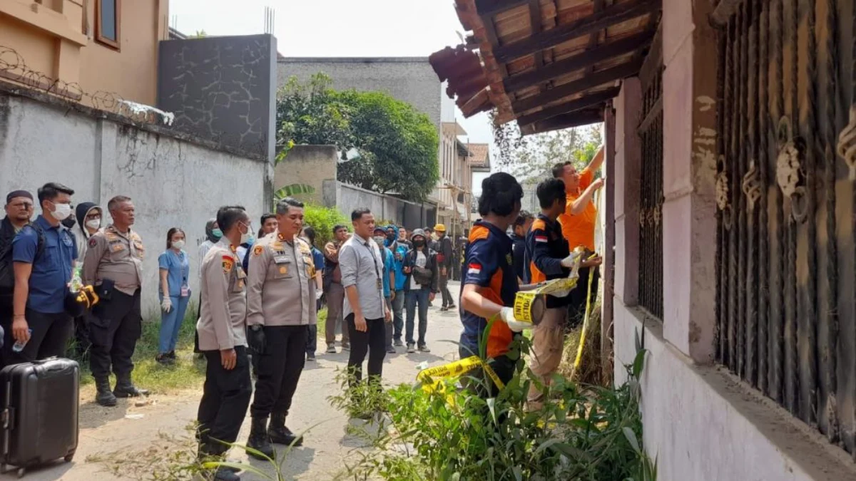 Petugas gabungan dari Polres Cimahi dan tim forensik dari RS Sartika Asih saat menggelar olah TKP penemuan dua kerangka manusia di Perumahan Tanimulya Indah, Desa Tanimulya, Kecamatan Ngamprah, KBB. Dok Jabar Ekspres