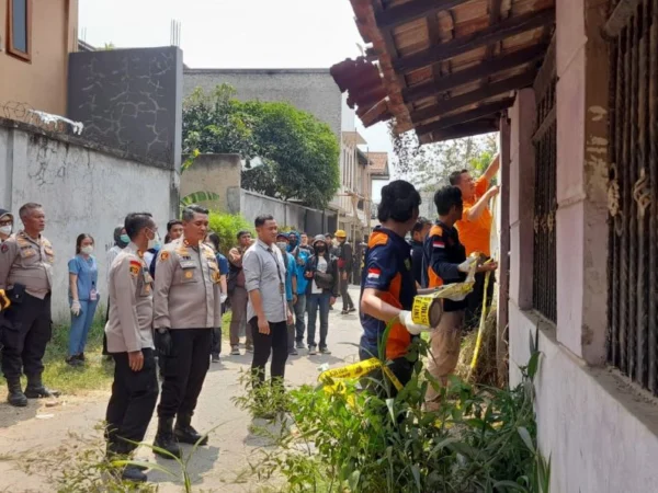 Petugas gabungan dari Polres Cimahi dan tim forensik dari RS Sartika Asih saat menggelar olah TKP penemuan dua kerangka manusia di Perumahan Tanimulya Indah, Desa Tanimulya, Kecamatan Ngamprah, KBB. Dok Jabar Ekspres