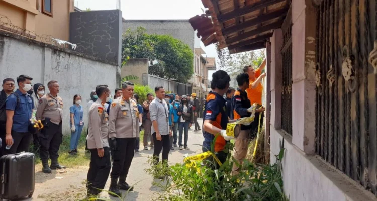 Petugas gabungan dari Polres Cimahi dan tim forensik dari RS Sartika Asih saat menggelar olah TKP penemuan dua kerangka manusia di Perumahan Tanimulya Indah, Desa Tanimulya, Kecamatan Ngamprah, KBB. Dok Jabar Ekspres