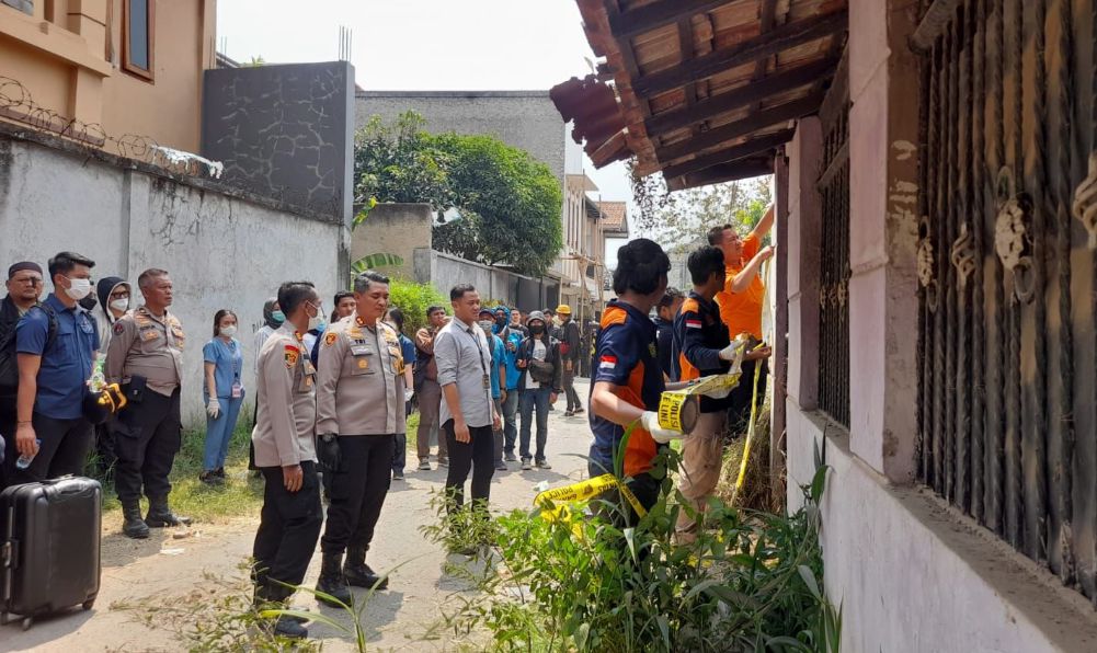 Petugas gabungan dari Polres Cimahi dan tim forensik dari RS Sartika Asih saat menggelar olah TKP penemuan dua kerangka manusia di Perumahan Tanimulya Indah, Desa Tanimulya, Kecamatan Ngamprah, KBB. Dok Jabar Ekspres