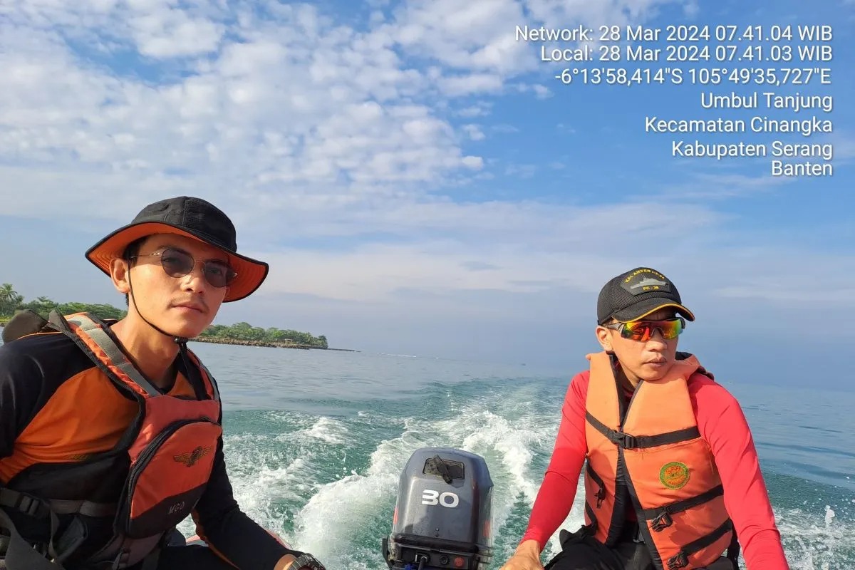 Tim Pencarian dan Pertolongan atau SAR melakukan pencarian nelayan yang terseret ombak di Perairan selatan Banten.ANTARA/HO - Basarnas