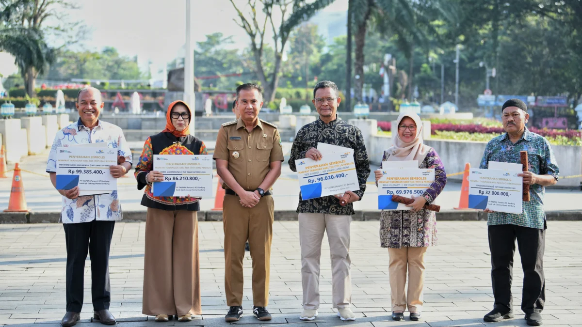 Penjabat Gubernur Jawa Barat Bey Machmudin menjadi pembina apel pagi sekaligus menyerahkan SK Pensiun, Piagam Penghargaan, Tabungan Hari Tua dan KTP Elektronik secara simbolis kepada ASN Purna Tugas di lingkungan Pemdaprov Jabar di halaman depan Gedung Sate, Kota Bandung, Senin (5/8/2024).(Foto: Biro Adpim Jabar)