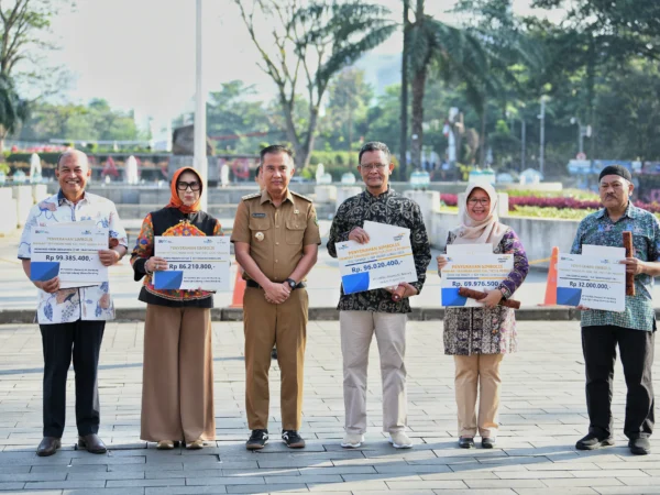 Penjabat Gubernur Jawa Barat Bey Machmudin menjadi pembina apel pagi sekaligus menyerahkan SK Pensiun, Piagam Penghargaan, Tabungan Hari Tua dan KTP Elektronik secara simbolis kepada ASN Purna Tugas di lingkungan Pemdaprov Jabar di halaman depan Gedung Sate, Kota Bandung, Senin (5/8/2024).(Foto: Biro Adpim Jabar)