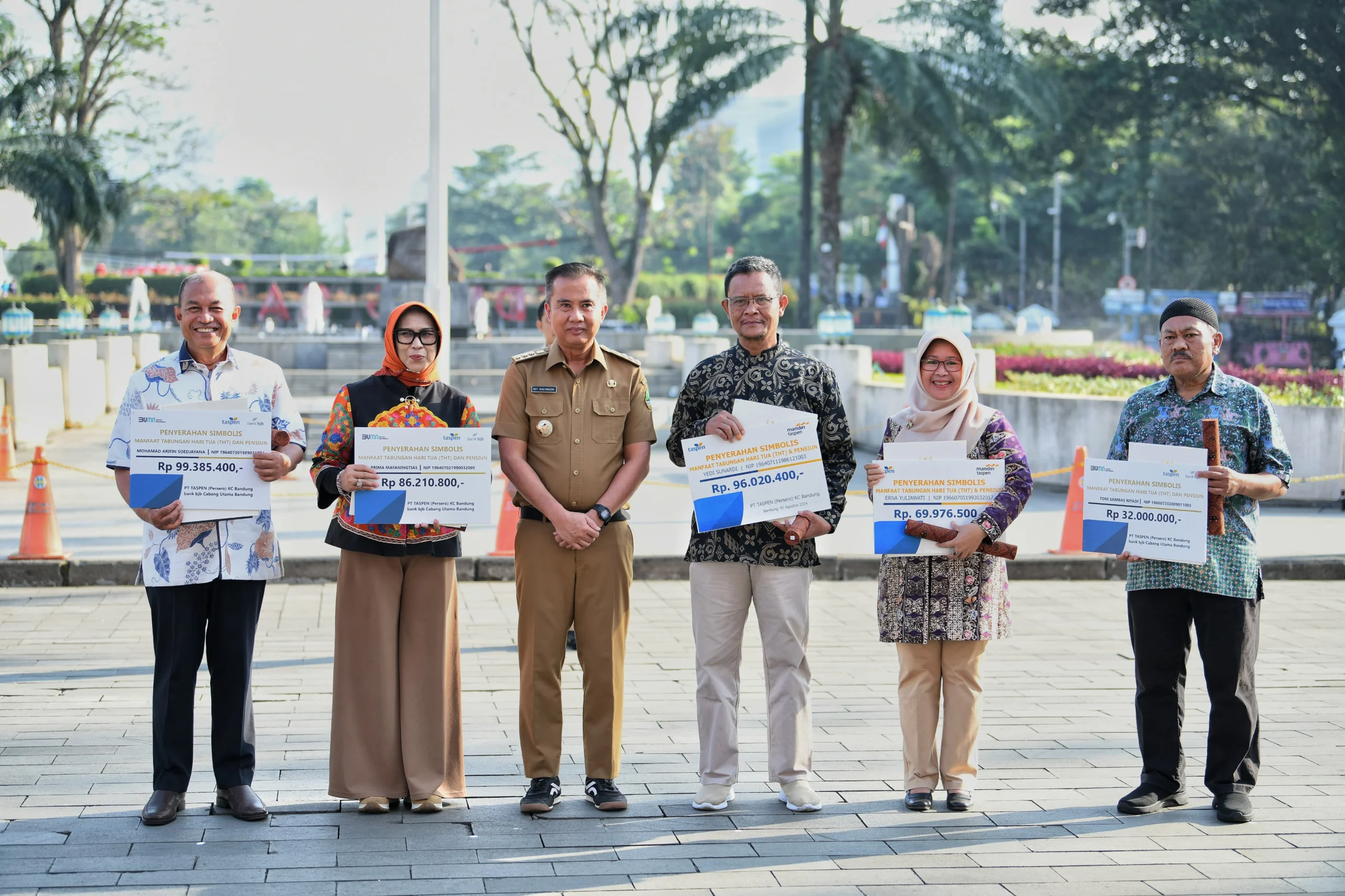 Penjabat Gubernur Jawa Barat Bey Machmudin menjadi pembina apel pagi sekaligus menyerahkan SK Pensiun, Piagam Penghargaan, Tabungan Hari Tua dan KTP Elektronik secara simbolis kepada ASN Purna Tugas di lingkungan Pemdaprov Jabar di halaman depan Gedung Sate, Kota Bandung, Senin (5/8/2024).(Foto: Biro Adpim Jabar)