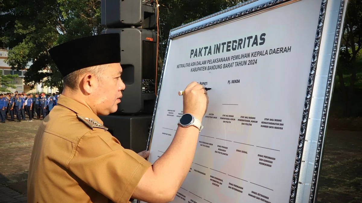 Pj Bupati KBB, Ade Zakir saat menandatangani fakta integritas netralitas ASN jelang Pilkada serentak 2024. Senin (5/8). Foto Jabar Ekspres