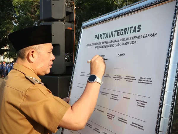 Pj Bupati KBB, Ade Zakir saat menandatangani fakta integritas netralitas ASN jelang Pilkada serentak 2024. Senin (5/8). Foto Jabar Ekspres