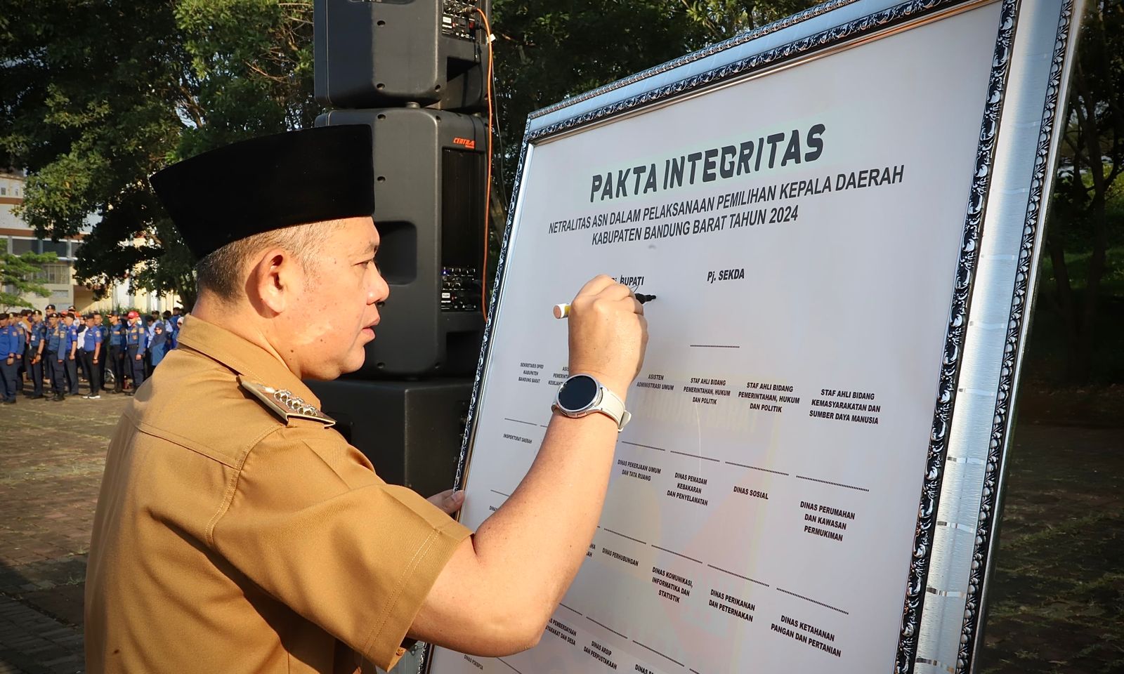 Pj Bupati KBB, Ade Zakir saat menandatangani fakta integritas netralitas ASN jelang Pilkada serentak 2024. Senin (5/8). Foto Jabar Ekspres