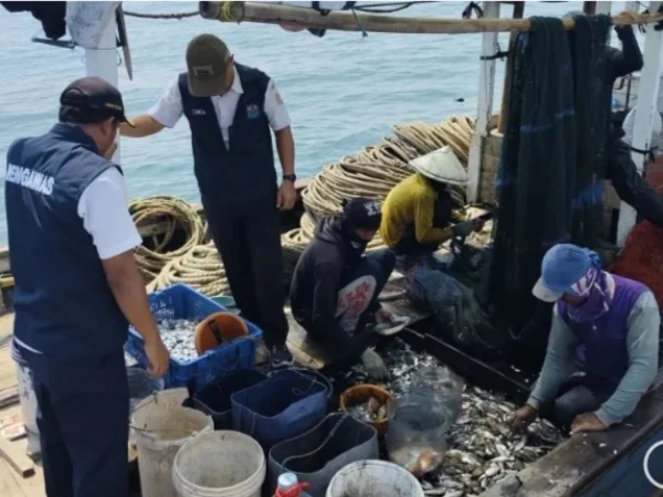 Sudin KPKP Kabupaten Kepulauan Seribu tangkap 9 nelayan karena gunakan alat yang dilarang. (foto/ANTARA)