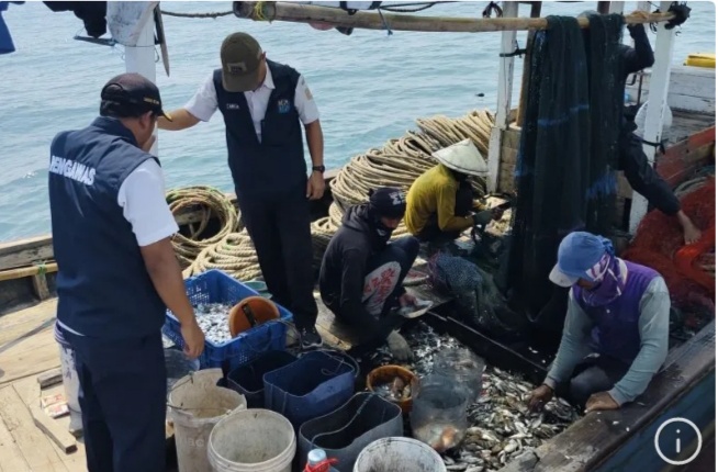 Sudin KPKP Kabupaten Kepulauan Seribu tangkap 9 nelayan karena gunakan alat yang dilarang. (foto/ANTARA)