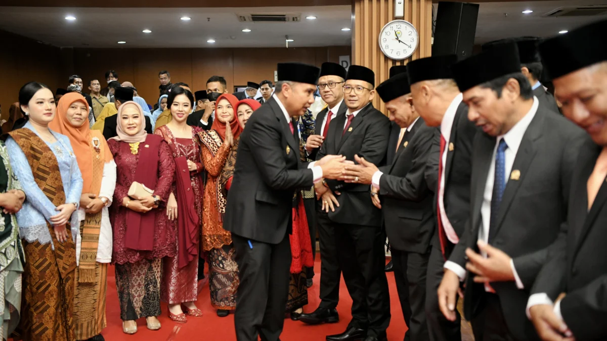 Penjabat Gubernur Jawa Barat Bey Machmudin menghadiri dan memberikan sambutan pada Rapat Paripurna DPRD Kota Bandung dalam rangka Pengambilan Sumpah/Janji Anggota DPRD Kota Bandung Masa Jabatan Tahun 2024-2029 di gedung DPRD Kota Bandung, Senin (5/8/2024).(Foto: Biro Adpim Jabar)