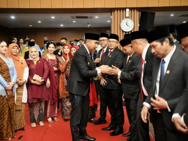 Penjabat Gubernur Jawa Barat Bey Machmudin menghadiri dan memberikan sambutan pada Rapat Paripurna DPRD Kota Bandung dalam rangka Pengambilan Sumpah/Janji Anggota DPRD Kota Bandung Masa Jabatan Tahun 2024-2029 di gedung DPRD Kota Bandung, Senin (5/8/2024).(Foto: Biro Adpim Jabar)