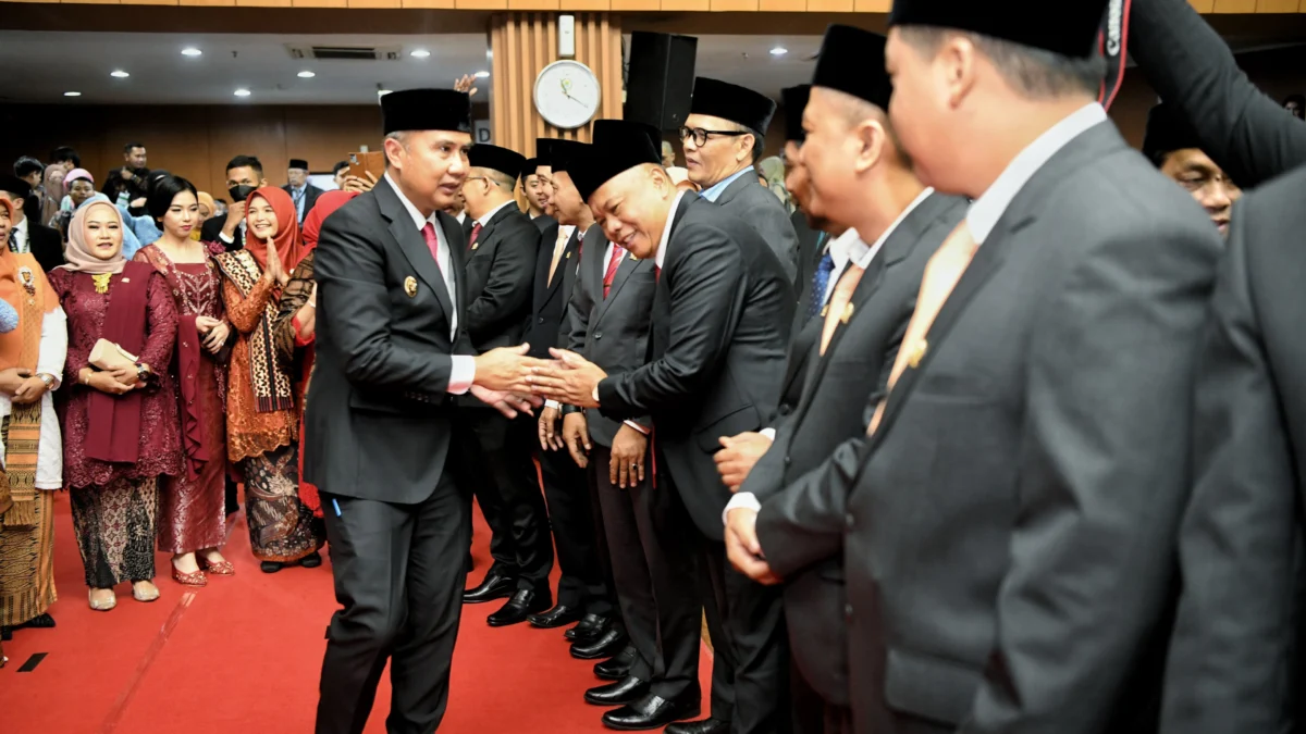 Penjabat Gubernur Jawa Barat Bey Machmudin menghadiri dan memberikan sambutan pada Rapat Paripurna DPRD Kota Bandung dalam rangka Pengambilan Sumpah/Janji Anggota DPRD Kota Bandung Masa Jabatan Tahun 2024-2029 di gedung DPRD Kota Bandung, Senin (5/8/2024).(Foto: Biro Adpim Jabar)