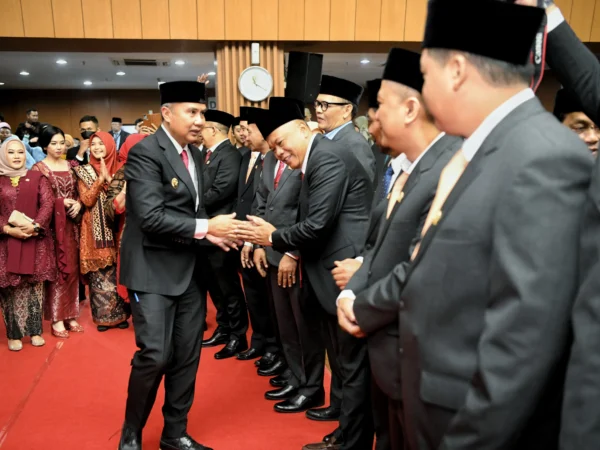 Penjabat Gubernur Jawa Barat Bey Machmudin menghadiri dan memberikan sambutan pada Rapat Paripurna DPRD Kota Bandung dalam rangka Pengambilan Sumpah/Janji Anggota DPRD Kota Bandung Masa Jabatan Tahun 2024-2029 di gedung DPRD Kota Bandung, Senin (5/8/2024).(Foto: Biro Adpim Jabar)