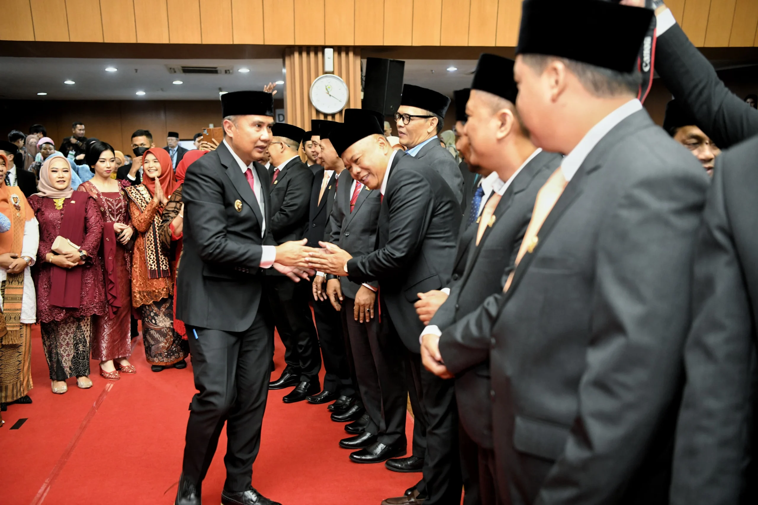 Penjabat Gubernur Jawa Barat Bey Machmudin menghadiri dan memberikan sambutan pada Rapat Paripurna DPRD Kota Bandung dalam rangka Pengambilan Sumpah/Janji Anggota DPRD Kota Bandung Masa Jabatan Tahun 2024-2029 di gedung DPRD Kota Bandung, Senin (5/8/2024).(Foto: Biro Adpim Jabar)