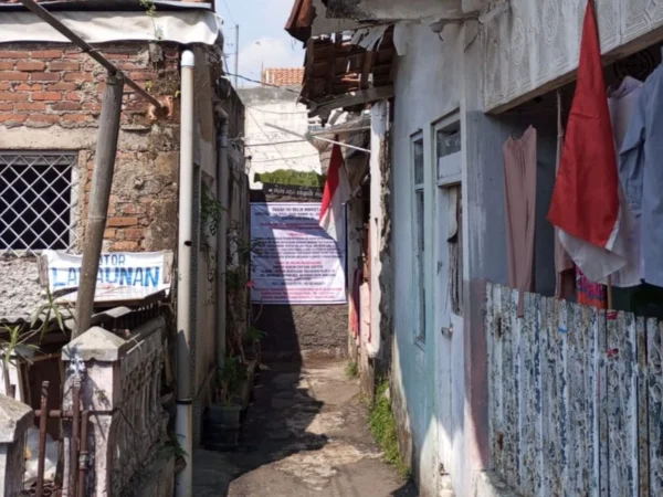 Jalan Gang Rahayu di Kampung Poswetan, Desa Kertamulya, Kecamatan Ngamorah, KBB masih ditutup dengan tembok oleh pemilik lahan. Senin (5/8). Foto Jabar Ekspres