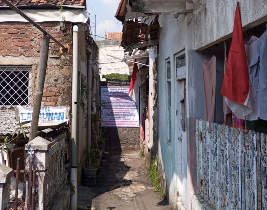 Jalan Gang Rahayu di Kampung Poswetan, Desa Kertamulya, Kecamatan Ngamorah, KBB masih ditutup dengan tembok oleh pemilik lahan. Senin (5/8). Foto Jabar Ekspres