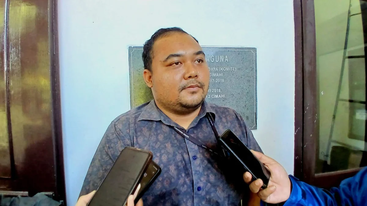 Ketua KPU Kota Cimahi, Anzhar Ishal Afryand Menyebut Jumlah Daftar Pemilih Tetap (DPT) di Cimahi Bertambah dengan Banyaknya Pemilih Pemula (Mong/Jabar Ekspres)