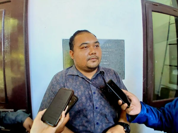 Ketua KPU Kota Cimahi, Anzhar Ishal Afryand Menyebut Jumlah Daftar Pemilih Tetap (DPT) di Cimahi Bertambah dengan Banyaknya Pemilih Pemula (Mong/Jabar Ekspres)